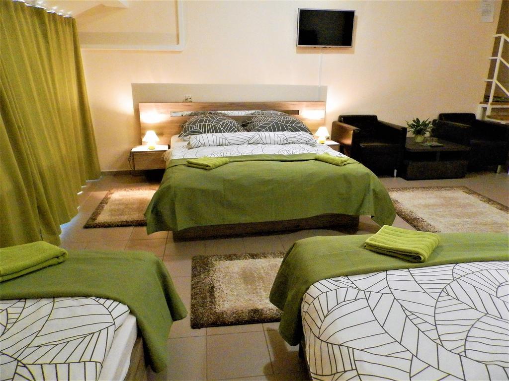 Bartok Ter Panzio Bed & Breakfast เอ็กเกอร์ ภายนอก รูปภาพ