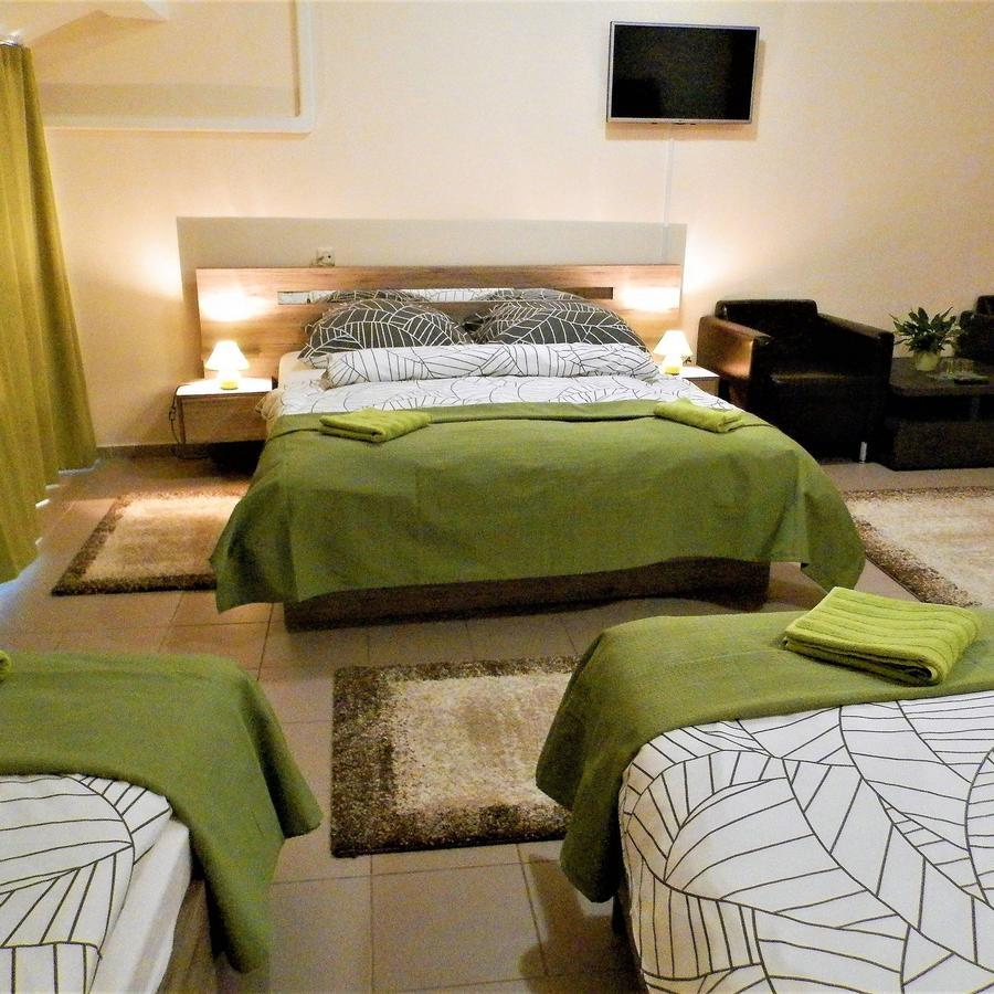 Bartok Ter Panzio Bed & Breakfast เอ็กเกอร์ ภายนอก รูปภาพ